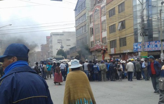 Vecinos De El Alto Bloquean La Avenida Juan Pablo II En Demanda De La