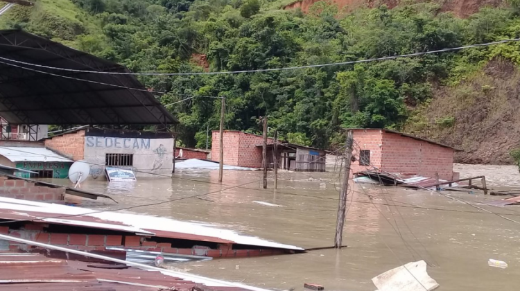 Lluvias y desborde de un río dejan 67 familias damnificadas en Tipuani