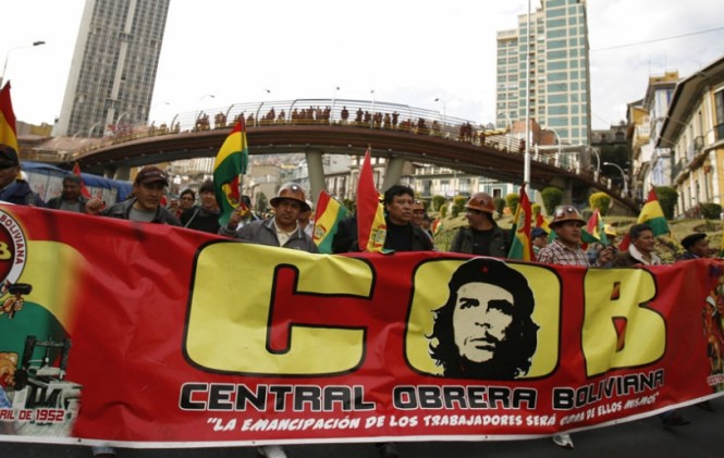 Marcha de trabajadores por Colquiri. (Foto: Archivo ANF)