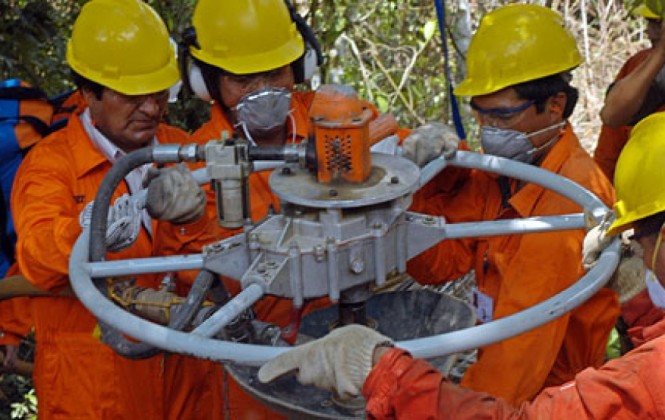 Trabajadores petroleros realizan el manipuleo de una llave de un gasoducto Foto: ANF