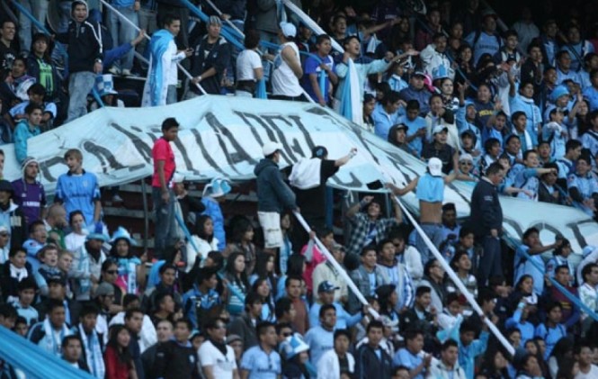 La curva norte, reducto de los hinchas del Bolívar. Foto: ANF.