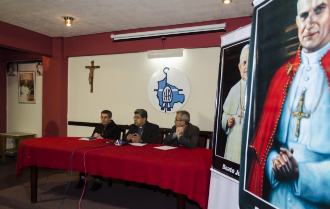 El secretario de Evengelización, Jenaro Mercado, el Presidente de la CEB, Monseñor Oscar Aparicio y el Secretario Adjunto de la CEB, José Fuentes, junto a las imágenes de los papas Juan XXIII y Juan Padlo II/ Foto ANF