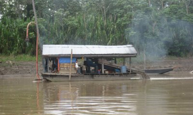 Draga de explotación de oro en las riberas de la amazonía boliviana. Foto: bolivia-riberalta.com