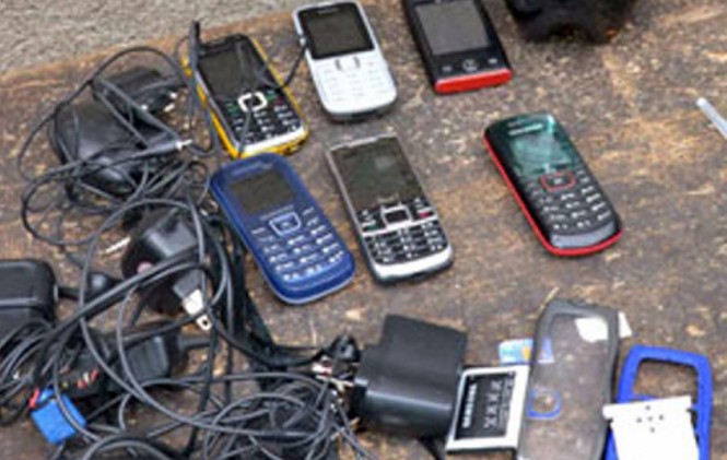 Varios celulares y objetos punzocortantes fueron encontrados tras la requisa    Foto: bolivia.com