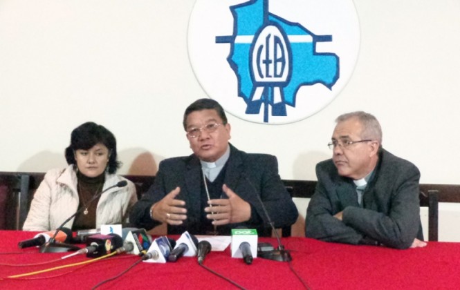 Aurelio Pesoa, Secretario General de la Conferencia Episcopal Boliviana con representantes de la Iglesia. Foto: Conferencia Episcopal.