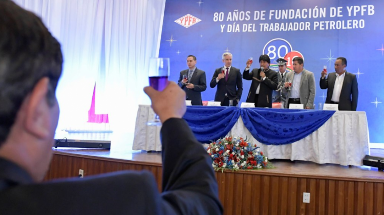 Evo Morales junto a otras autoridades celebra el 80 aniversario de YPFB. Foto: ABI