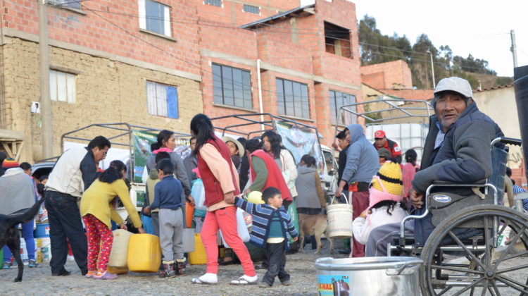 Ciudadanos de La Paz hacen largas filas para recibir agua de cisterna. Foto: ABI