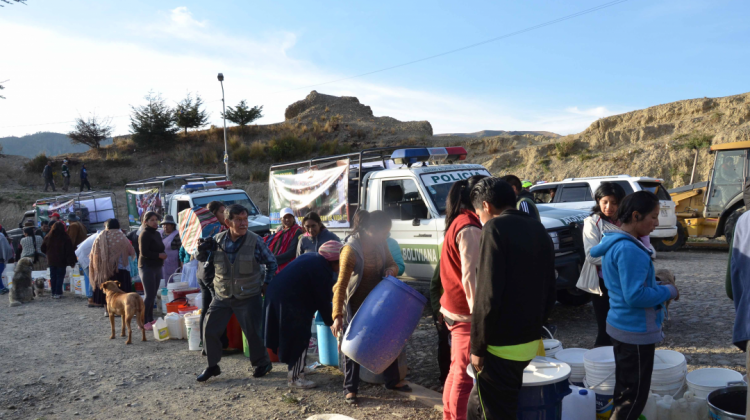 Fila en La Paz para recoger agua de cisterna. Foto: ABI