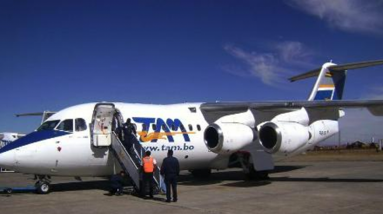 El TAM opera llevando pasajeros civiles, pese a que ello está prohibido por la OACI.