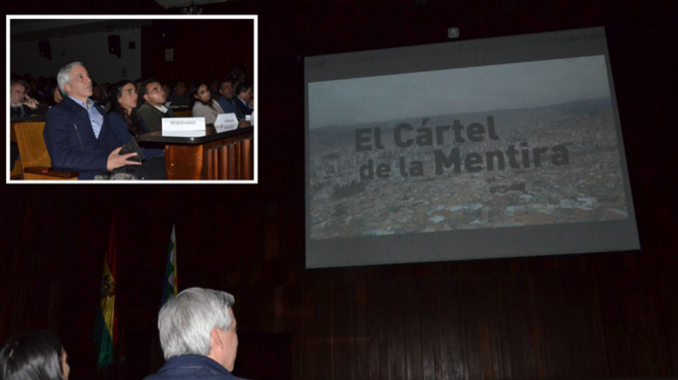 La presentación del documental “Cártel de la mentira” en la que estuvieron varias autoridades. Foto: ABI