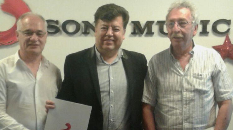 El cantautor boliviano Edwin Castellanos junto a los directivos de Sony Music Alberto Paiaro (General Manager) y Juan Carlos Monasterios (Difusor Nacional).   Foto: Prensa TUPAY