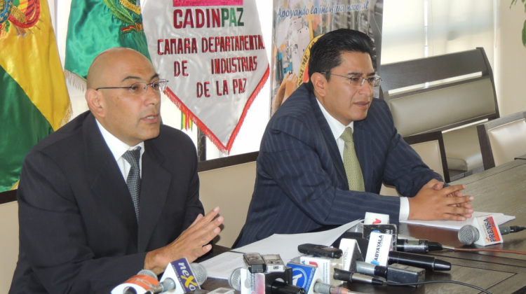 Horacio Villegas  (izquierda), presidente de la CNI.