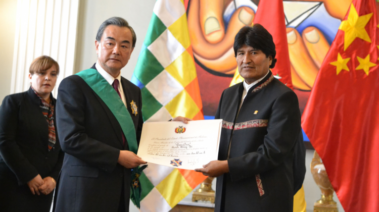 Presidente Evo Morales condecora al canciller de China Wang Yi y reunion de comisiones de Boliva. Foto:  Presidencia
