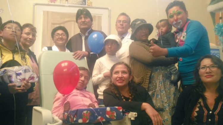 Presidente Evo Morales visita la unidad de Hemodiálisis del Hospital del Niño. Foto: Ministerio de Comunicación