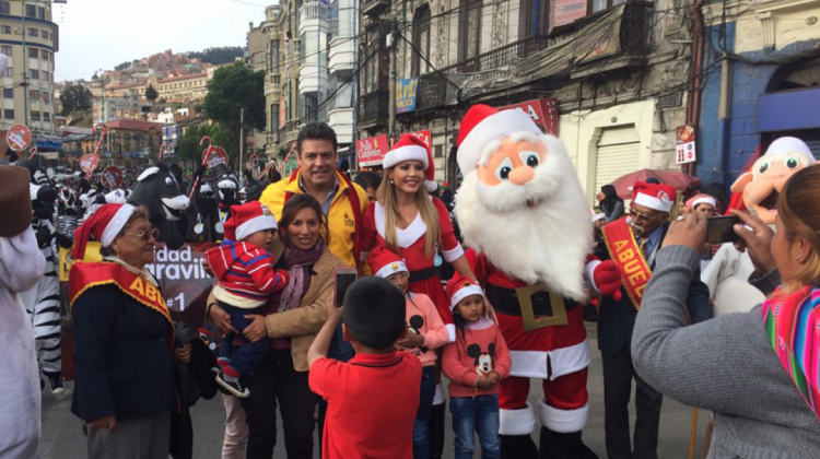 El alcalde de La Paz, Luis Revilla y su esposa, Maricruz Rivera encabezaron el desfile. Foto: ANF