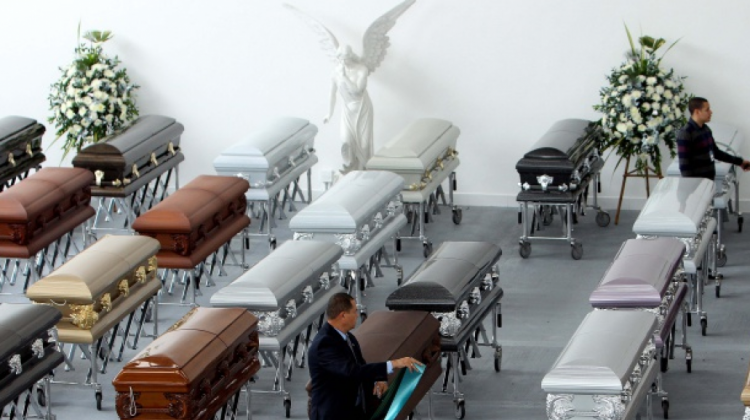 Parte de los ataúdes de los muertos del avión de LaMia. Foto: Caracol