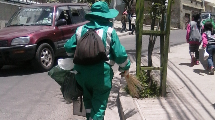 Una obrera de La Paz Limpia. Foto: ANF