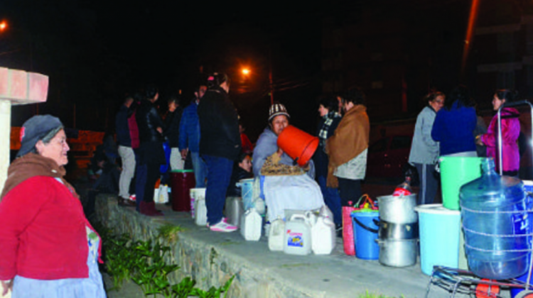 Vecinos de La Paz en largas filas para acceder a agua potable. Foto: ANF