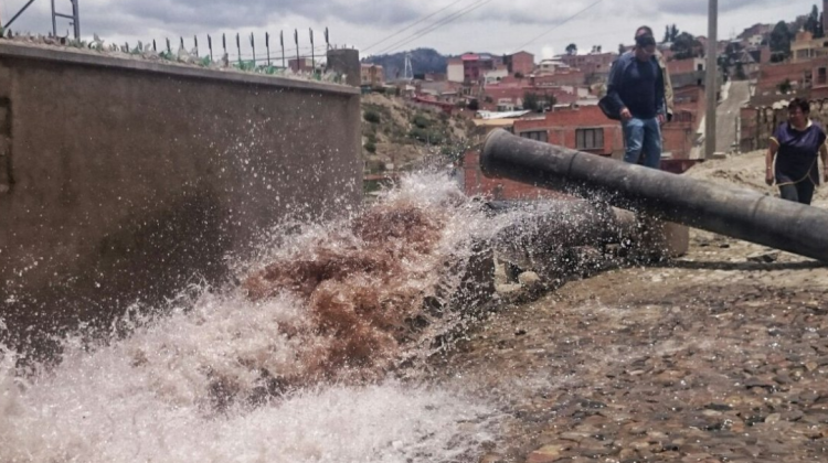 La fuga de agua en Alto Obrajes. Foto: Página Siete