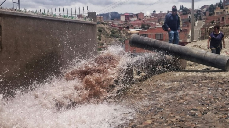 Una fuga de agua en Alto Obrajes. Foto: Página Siete