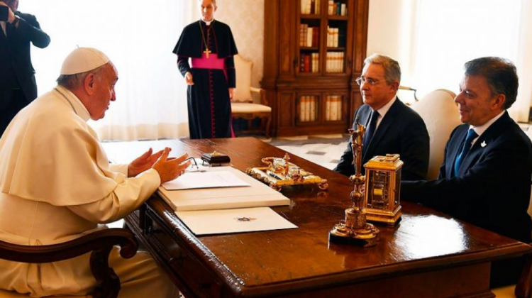 Papa Francisco; el presidente de Colombia, Juan Manuel Santos; y el expresidente, Álvaro Uribe. Foto: Radio Vaticana