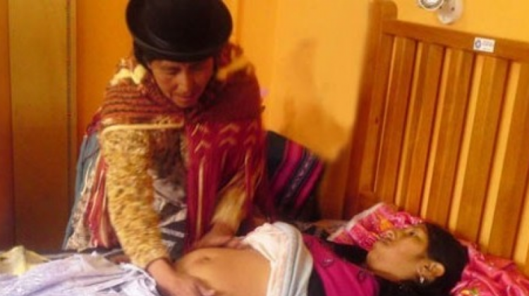 Una mujer es atendida por una partera.   Foto: medicinaintercultural.org