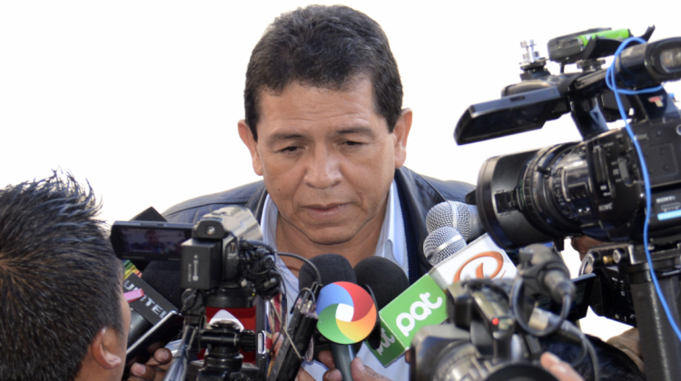 El presidente de la Federación Boliviana de Fútbol (FBF), Rolando López, bajo el ojo de los medios.   Foto:ABI