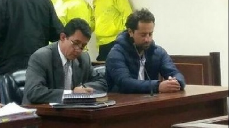 Rafael Uribe Noguera junto a su abogado . Foto: Internet
