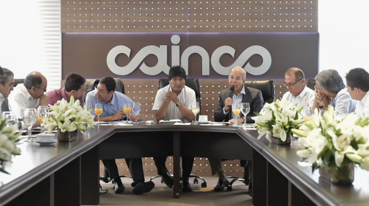 El presidente Evo Morales, sus ministros y representantes de la CAINCO, Foto: ABI