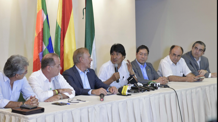 El presidente Evo Morales, ministros y representantes del sector privado y agropecuario. Foto:  ABI