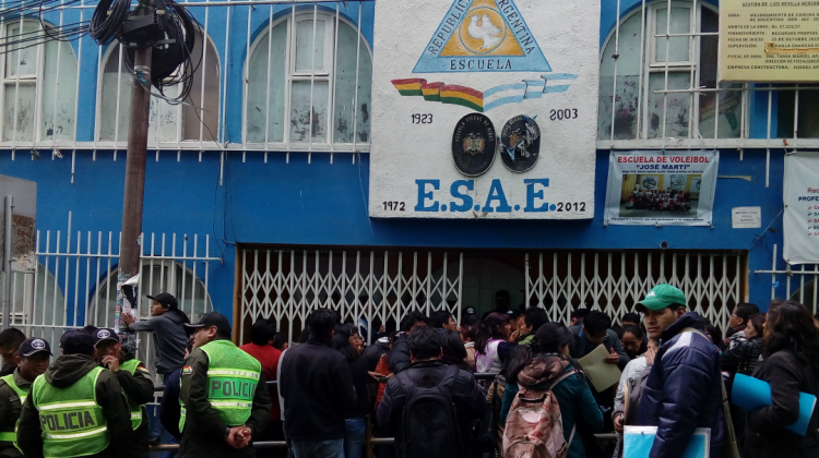 Filas en el colegio República Argentina de La Paz. Foto: ANF
