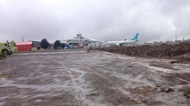 La plataforma comercial que se construye en el aeropuerto de El Alto ha provocado el colapso de las aguas servidas, según la denuncia.