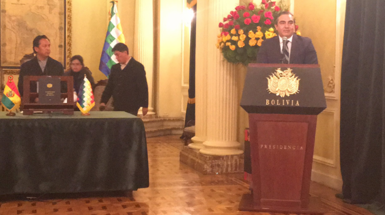 Hugo Siles fue posesionado en el Palacio de Gobierno. Foto: Twitter del desaparecido Ministerio de Autonomías