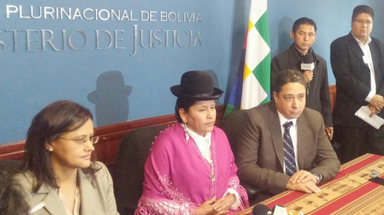 Las exministras, Lenny Valdivia y Virginia Velasco, y el nuevo ministro de Justicia, Héctor Arce. Foto: ANF