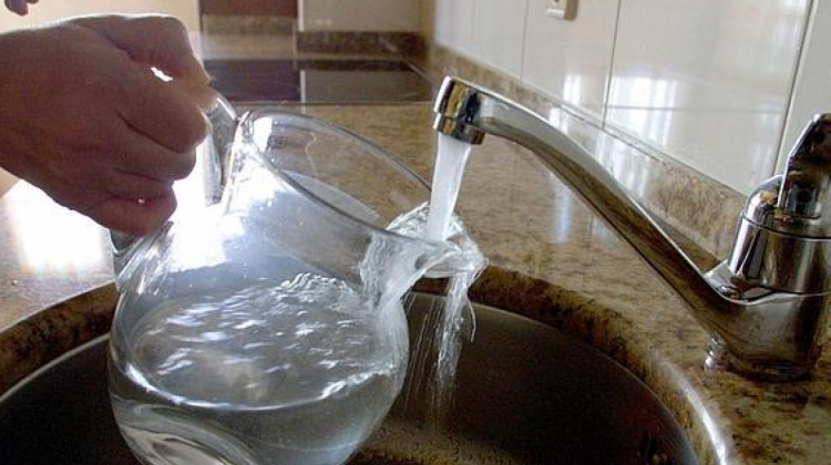 Una persona recibe agua del grifo. Foto: Internet