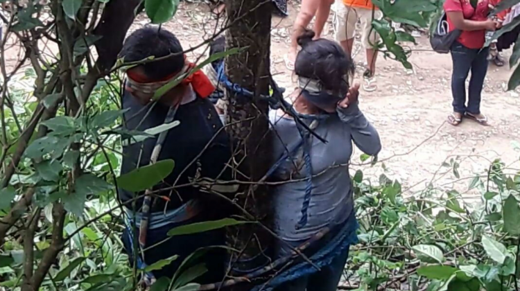 Dos de las tres personas que fueron atadas a un "palo santo". Foto: Radio Municipal de Caranavi.