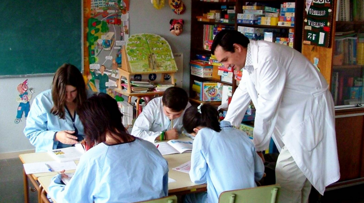 Menores de un hopistal pasan clases en un aula hospitalaria. Foto: Dinamo.azteca.