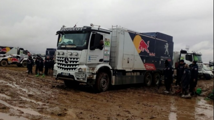 Uno de los camiones parte desde Oruro.