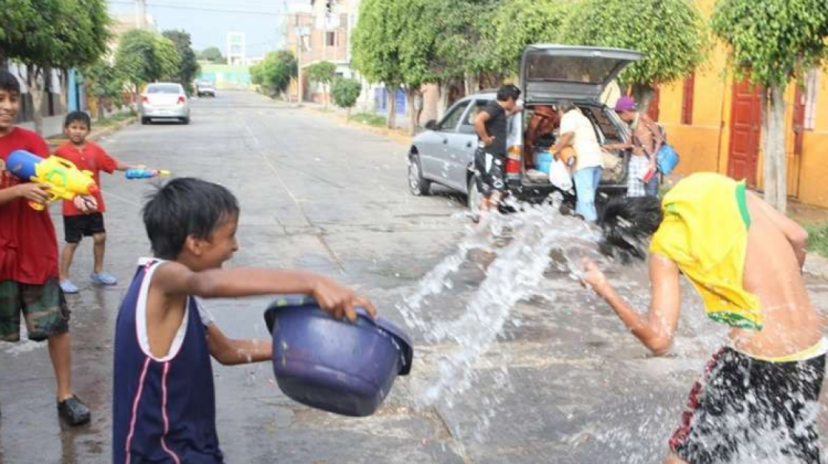 Menores juegan con agua en carnavales. Foto: El Potosí