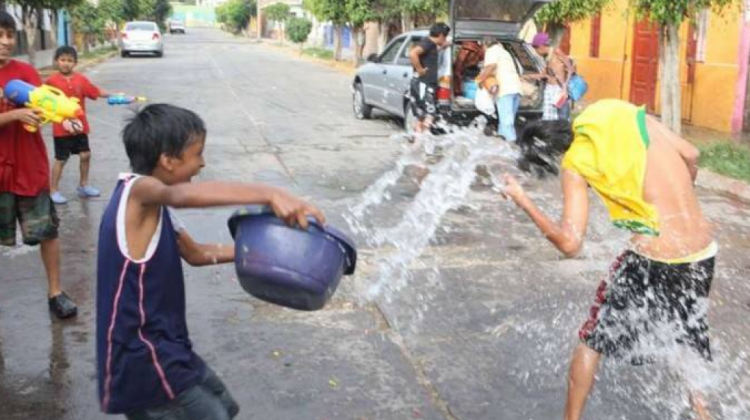 Menores juegan con agua . Foto: El Potosí