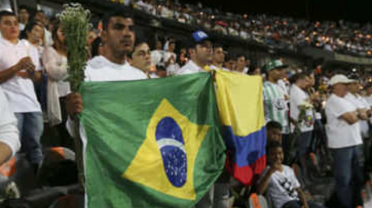 Hinchas levantado las banderas de Brasil y Colombia en los actos de homenaje al Chapecoense.