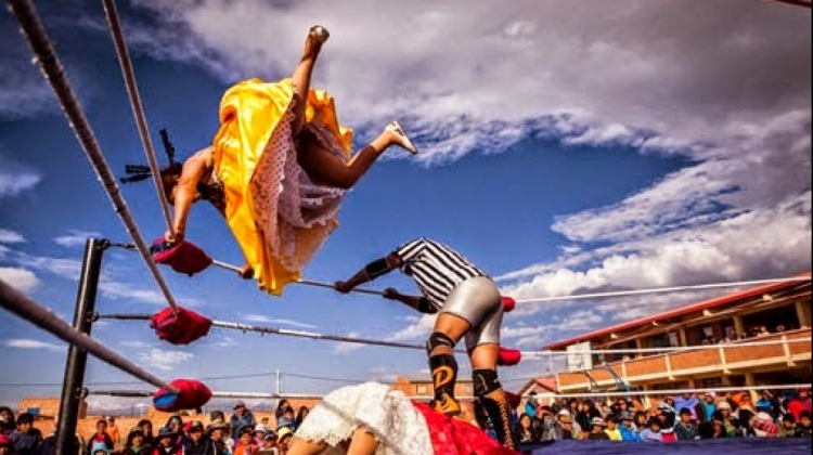 Las cholitas luchadoras son uno de los atractivos de Bolivia. Foto: Luchalibrebol.com