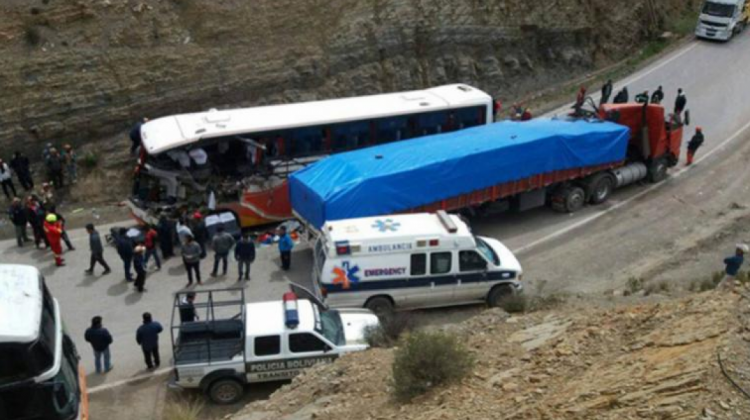 Un bus y u camión chocan en la carretera Cochabamba - Oruro. Foto: Los Tiempos