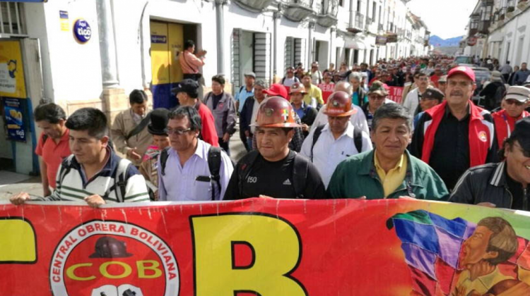 La marcha de la COB por el centro de Sucre. Foto: Correo del Sur.