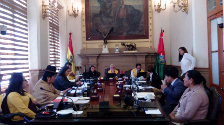 Los concejales en la sesión que determinó las sanciones contra Mario Condori. Foto: ANF