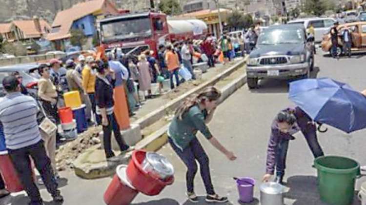 La crisis del agua aún afecta a varios barrios de La Paz. Foto: archivo/Correo del Sur