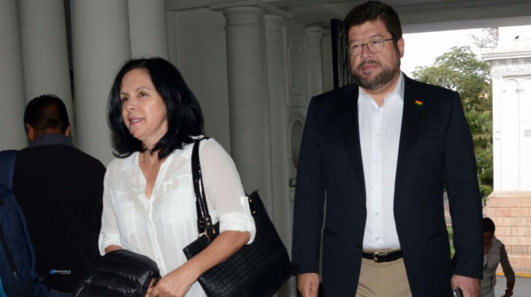 Samuel Doria Medina junto a su esposa a la salida del Tribunal Supremo de Justicia.  Foto: UN