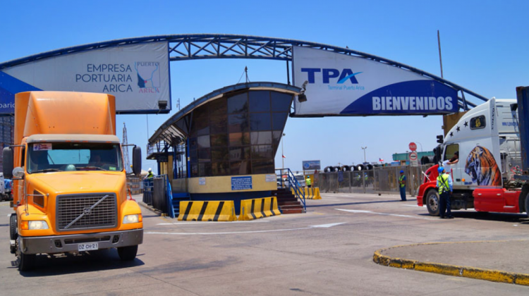 Intgreso al puerto de Arica. Foto: Revista Kawésqar