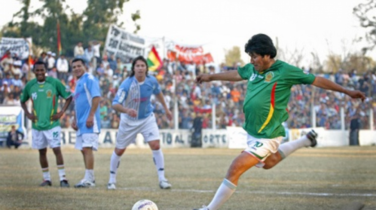 Evo Morales jugando fútbol, antes de su lesión en la rodilla . Foto: Archivo