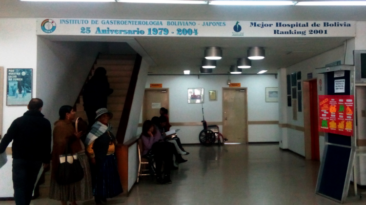 Pacientes esperan en el Instituto Gastroenterológico. Foto: ANF